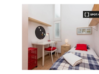 Acogedora habitación en piso de 8 habitaciones en Lavapiés, Madrid- Mujer