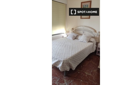 Alquiler de habitaciones en piso de 4 dormitorios en Almería