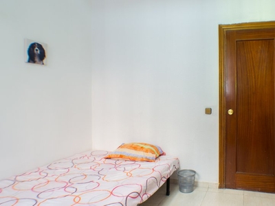 Amplia habitación en un apartamento de 6 dormitorios en Moncloa, Madrid