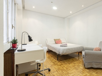 Amplia habitación en un apartamento de 6 dormitorios en Tetuán, Madrid