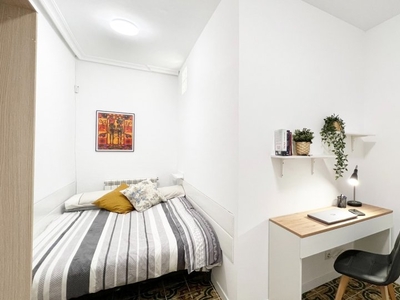 Amplia habitación en un apartamento de 9 dormitorios en Malasaña, Madrid