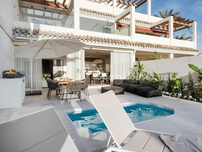 Apartamento bajo en venta en Nueva Andalucía, Marbella