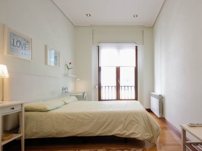 Habitación en apartamento de 4 dormitorios en Abando e Indautxu, Bilbao