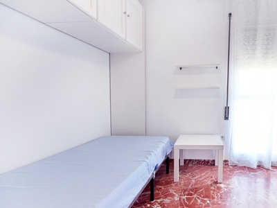 Habitación en piso de 4 dormitorios en Nervión, Sevilla