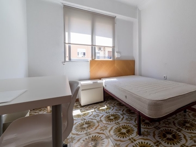 Habitación luminosa en apartamento de 5 dormitorios en Benimaclet, Valencia
