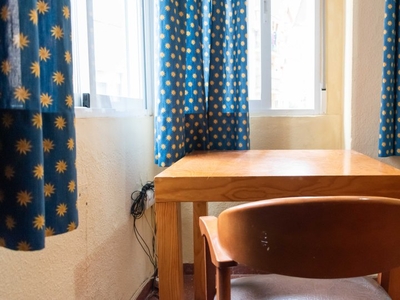 Habitaciones para alquilar en apartamento de 4 dormitorios en Granada
