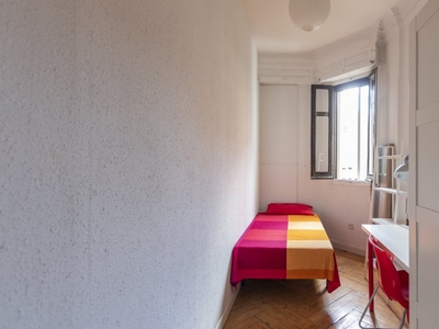 Se alquila habitación en acogedor apartamento de 9 dormitorios en Moncloa