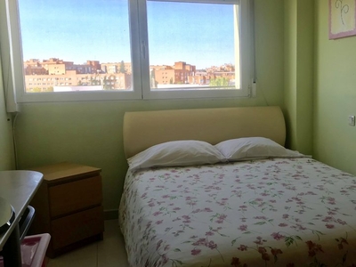 Se alquila habitación en apartamento de 3 dormitorios en Hortaleza, Madrid.