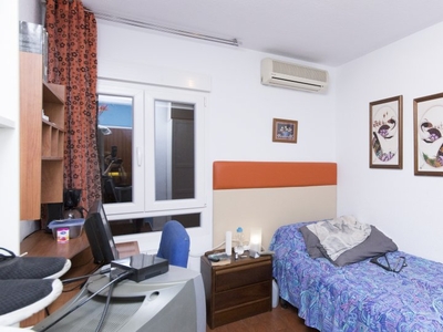 Se alquila habitación en apartamento de 3 dormitorios en Usera, Madrid