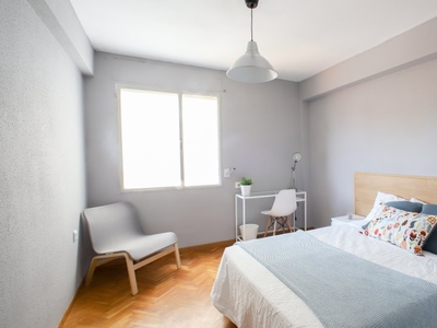 Se alquila habitación en el apartamento de 5 dormitorios Mestalla, Valencia.