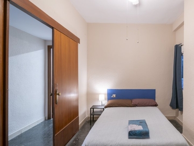 Se alquila habitación en piso compartido de 5 habitaciones en Valencia