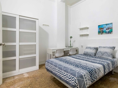 Se alquila habitación en piso de 11 dormitorios en L'Eixample.