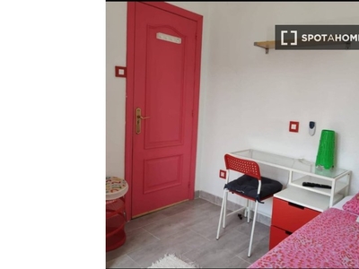 Se alquila habitación en piso de 4 habitaciones en Moscardó, Madrid