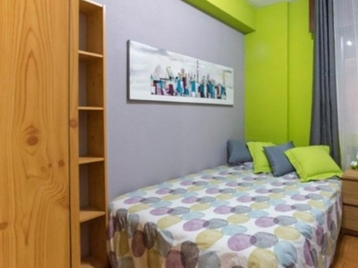 Se alquila habitación en piso de 5 dormitorios en Alcalá De Henares, Madrid