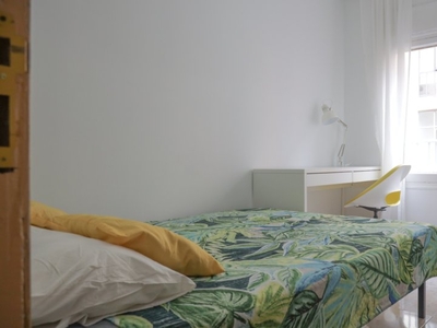 Se alquila habitación en piso de 5 habitaciones en Madrid
