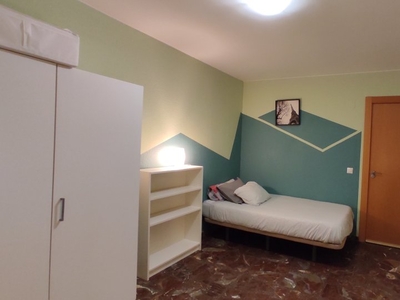 Se alquila habitación en piso de 5 habitaciones en Zaragoza