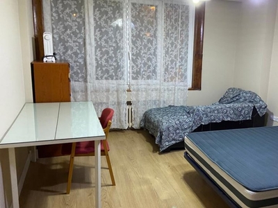 Se alquila habitación en piso de 6 dormitorios en Abando, Bilbao