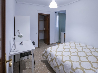 Se alquila habitación en piso de 6 habitaciones en Valencia