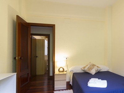 Se alquilan habitaciones en apartamento de 4 dormitorios, Deusto, Bilbao