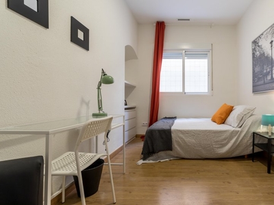 Se alquilan habitaciones en apartamento de 6 habitaciones en Extramurs, Valencia