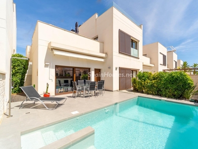 Villa independiente en venta en La Marina, Elche