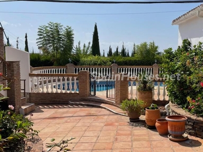 Villa independiente en venta en Nerja