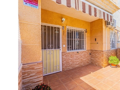 Apartamento 2 Dormitorios en Planta Baja con Entrada Independiente, Patio Trasero Garaje y Piscina