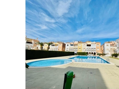 Bungalow de 2 dormitorios con piscina comunitaria a 500 metros del mar, zona Acequion, Torrevieja