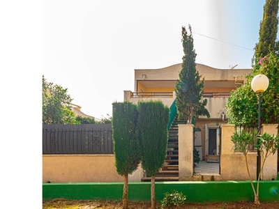 FABULOSO BUNGALOW EN PLANTA BAJA CON PISCINA COMUNITARIA. IDEAL COMO VACACIONAL