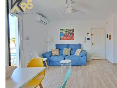 Precioso piso de 1 dormitorio doble, 1 dormitorio individual, baño y salón cocina a 50m de la playa.