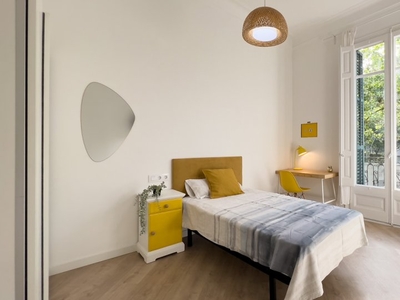 Se alquila habitación en piso de 7 habitaciones en Barcelona