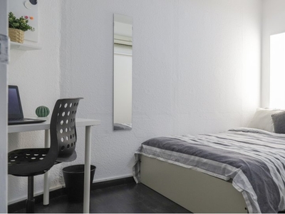 Se alquila habitación en piso de 7 habitaciones en Quintana, Madrid
