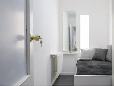 Se alquila habitación en piso de 7 habitaciones en Quintana, Madrid
