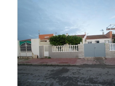 Vivienda de 2 dormitorios reformada, con amplia terraza, orientacion sur , zona Torrevieja
