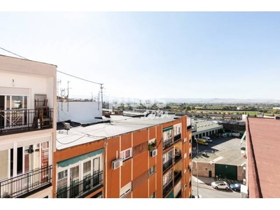 Piso en venta en Calle Arabial, cerca de Calle Santo Tomás de Villanueva en Camino de Ronda por 182.000 €