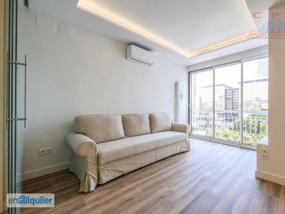 Exclusivo piso amueblado, de 60 m2 y 1 habitación; próximo a la estación de metro Ciudad Lineal.