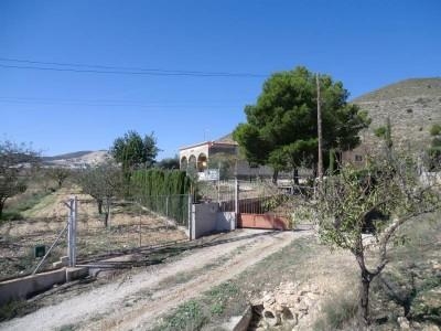 Casa con terreno en Hondon de las Nieves