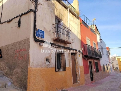 Venta Casa adosada en Calle Inspector Molinos Jaén. A reformar con terraza 98 m²