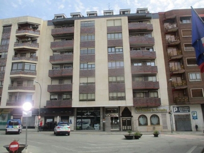 Alquiler de piso en calle Jardines de Don Diego de 5 habitaciones con terraza y muebles