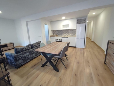 Alquiler de piso en Centre - Reus de 3 habitaciones con terraza y muebles