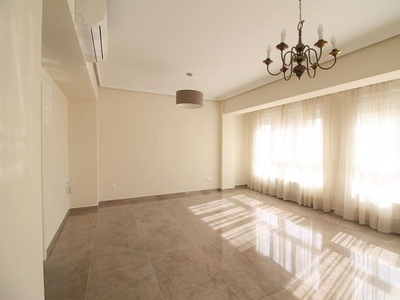 Alquiler de piso en Centro - Alicante de 3 habitaciones con balcón y aire acondicionado