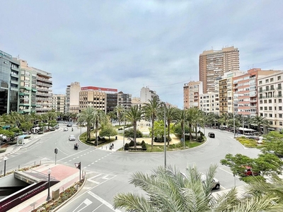 Alquiler de piso en Centro - Alicante de 4 habitaciones con terraza y garaje