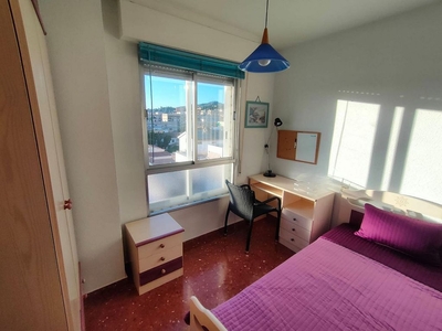 Alquiler de piso en Cervantes de 3 habitaciones con terraza y muebles