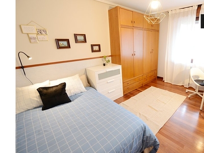 Habitación elegante en apartamento de 4 dormitorios en Bilbao