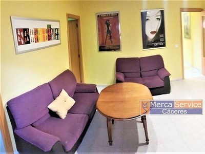 Piso en alquiler en Centro - Cáceres de 3 habitaciones con terraza y muebles