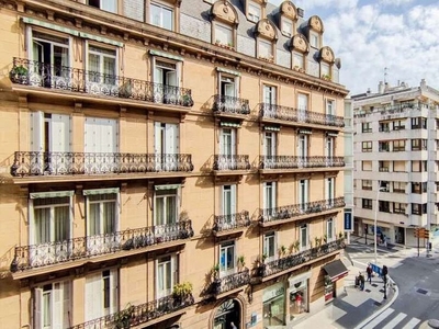 Piso en alquiler en Centro - San Sebastián-Donostia de 3 habitaciones con garaje y balcón