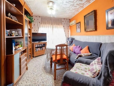 Piso en alquiler en Polígono Cartuja – La Paz de 3 habitaciones con jardín y muebles