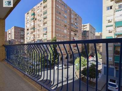 Venta de piso en Barrio de Zaidín de 4 habitaciones con terraza y garaje