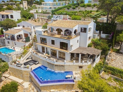 Villa a la venta en Jávea con increíbles vistas panorámicas al mar.