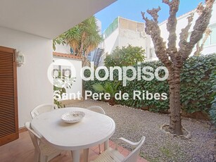 Casa Adosada en venta. Bonita casa en venta,con jardín de 30m²,amplio salón, 3 habitaciones dobles, 2 baños y garaje. en el centro de Sant Pere de Ribes.